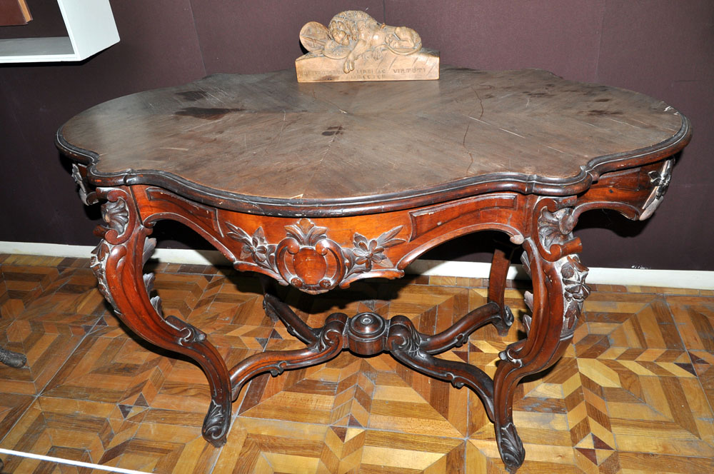 Стіл, що належав М. Чернявському